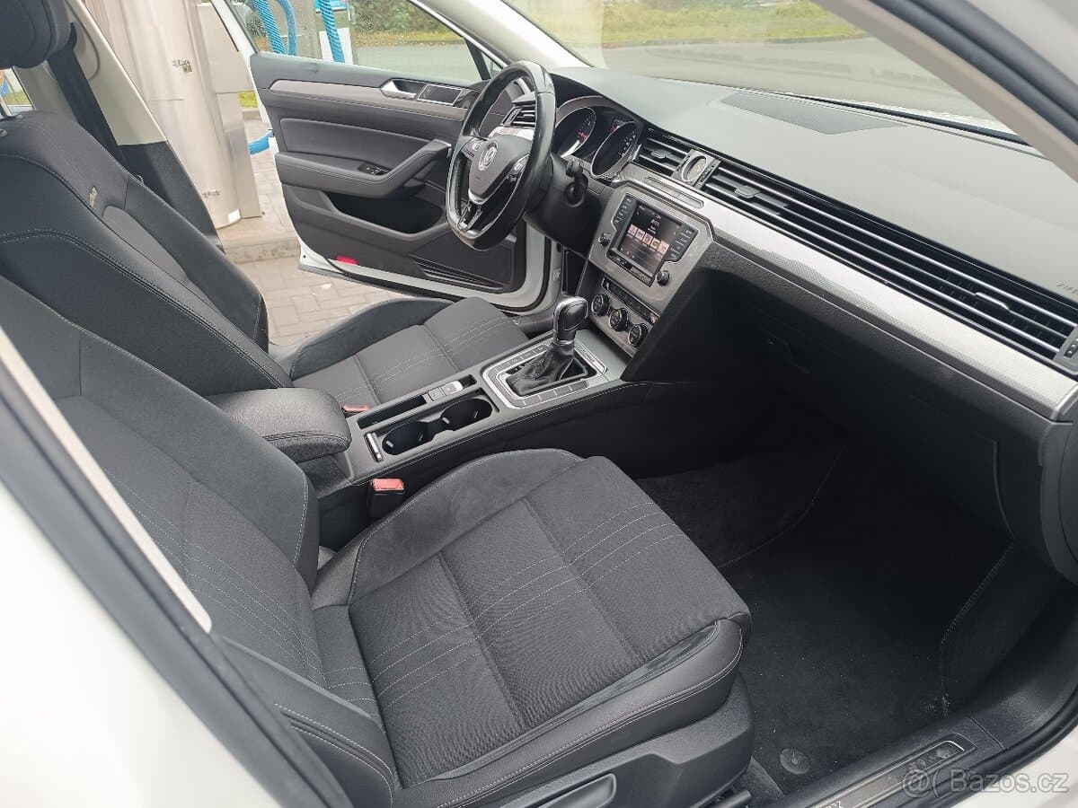 2017 Volkswagen PASSAT - 16