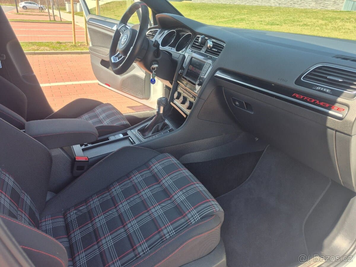 Volkswagen GOLF - 16