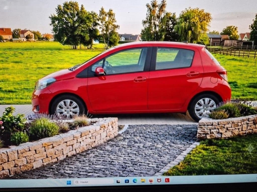 2013 Toyota YARIS - 16