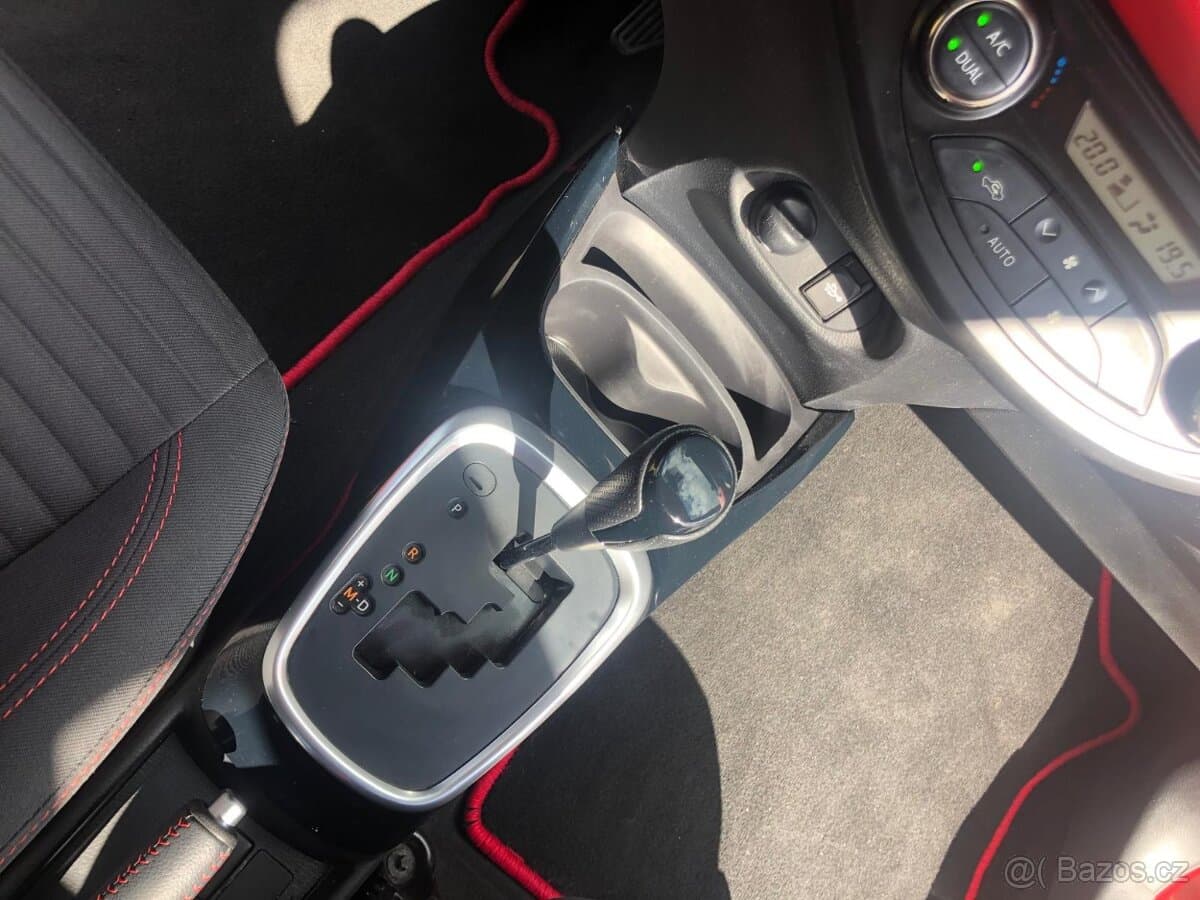 2015 Toyota YARIS - 16