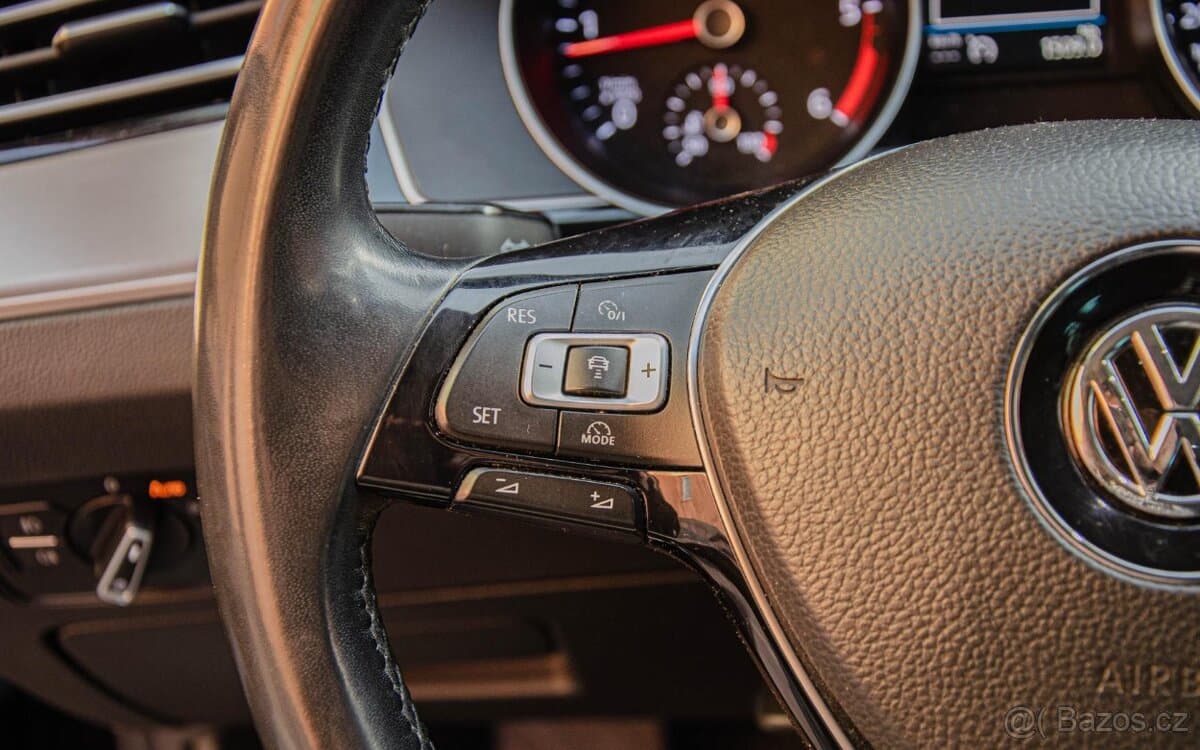 2017 Volkswagen PASSAT - 16