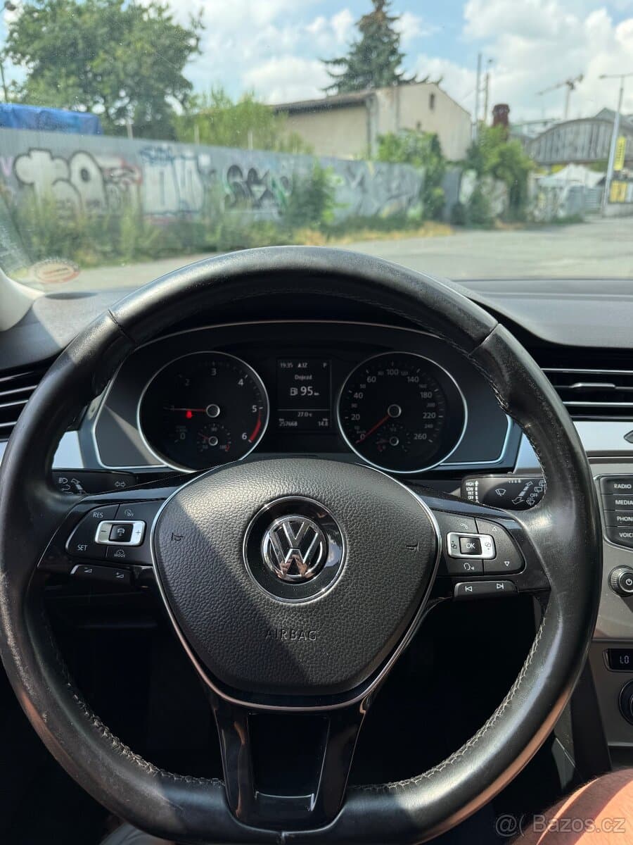 2015 Volkswagen PASSAT - 16
