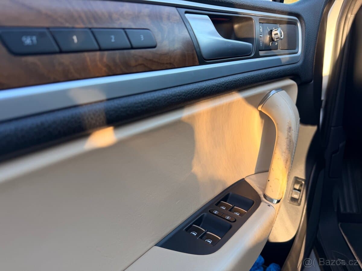 2012 Volkswagen TOUAREG - 16