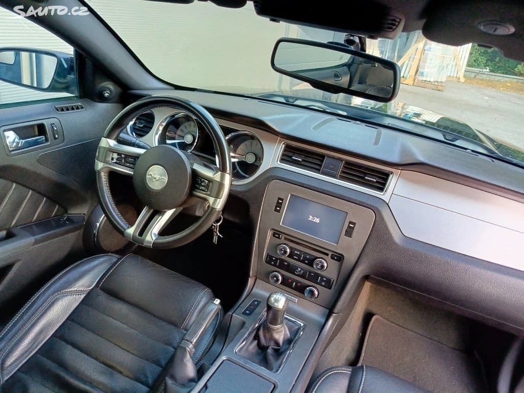 2011 Ford MUSTANG - 16