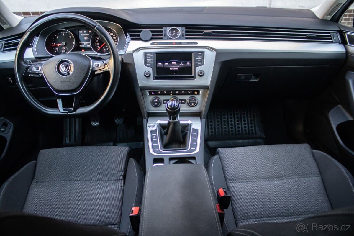 2017 Volkswagen PASSAT - 16