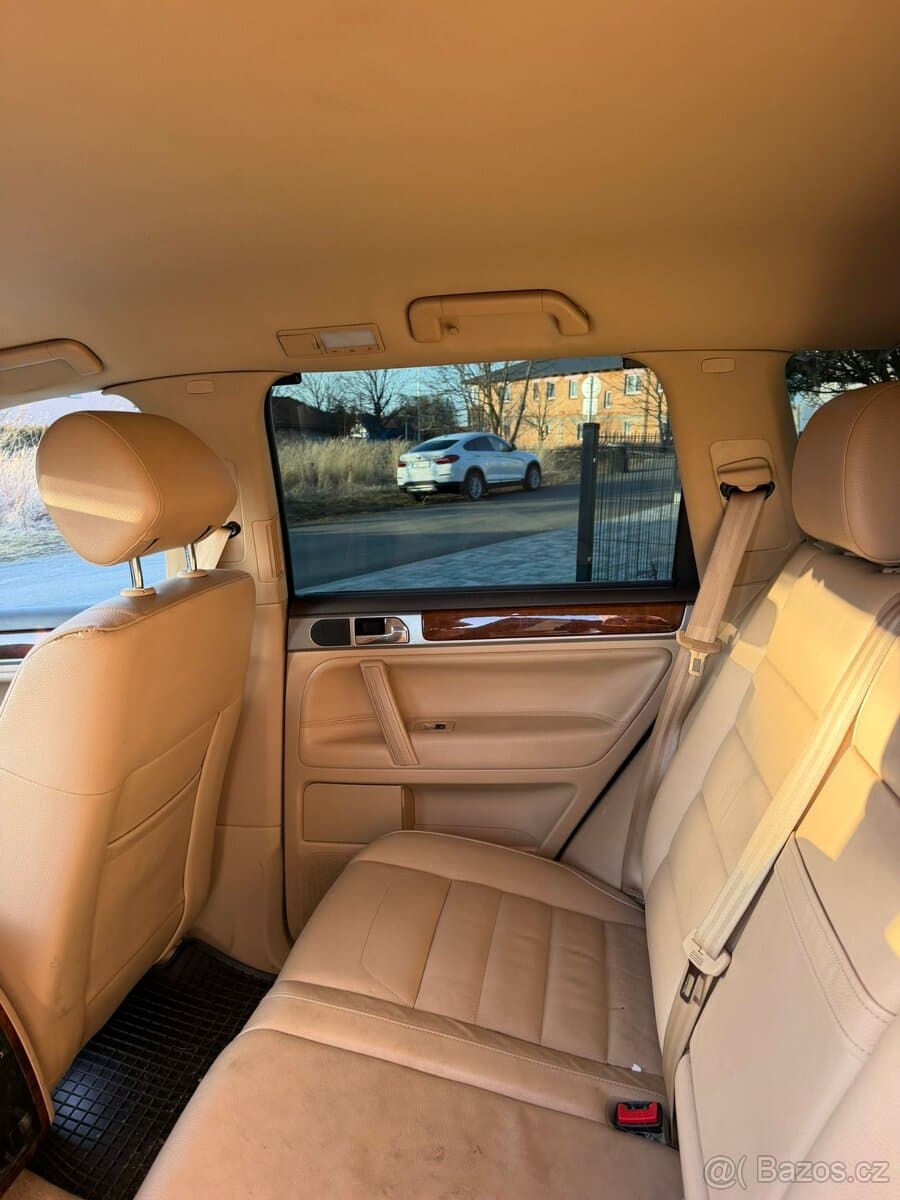 2010 Volkswagen TOUAREG - 16