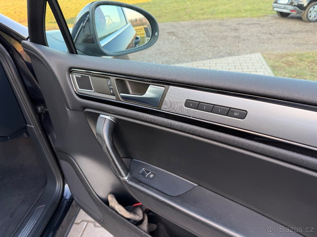 2010 Volkswagen TOUAREG - 16