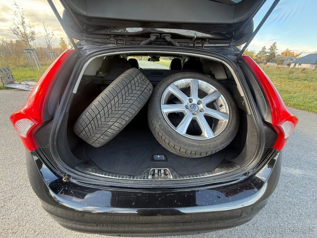 2015 Volvo V60 - 16