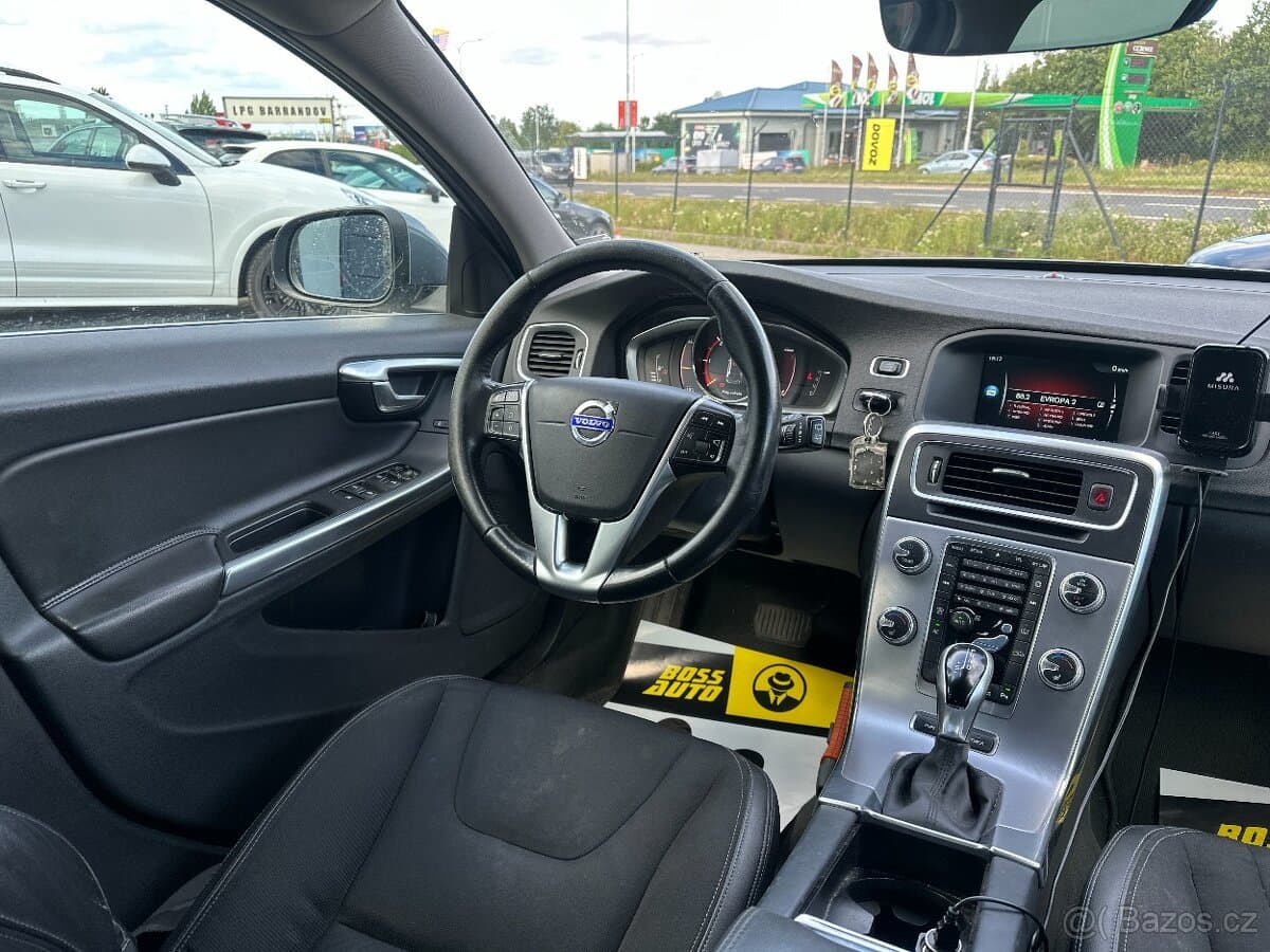 2016 Volvo V60 - 16