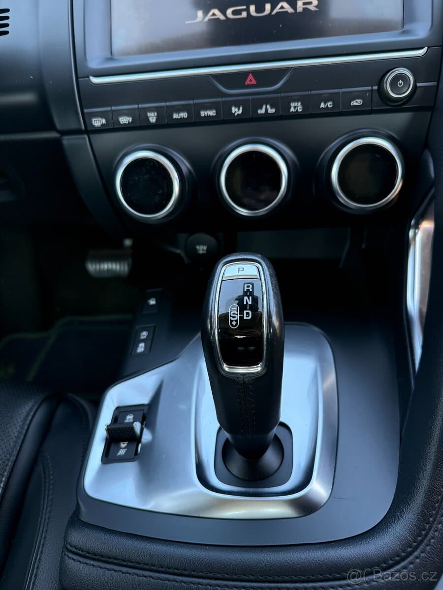2018 Jaguar E-PACE - 16