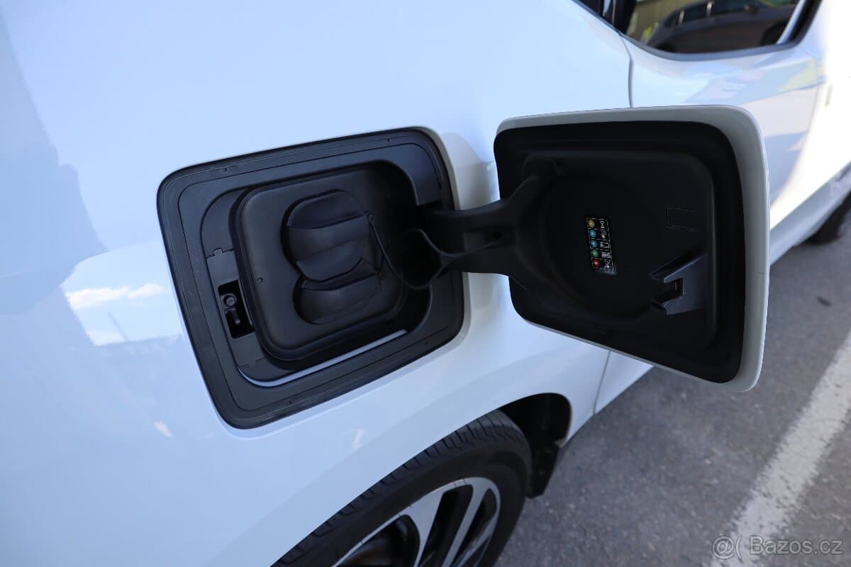 2020 BMW i3 - 16