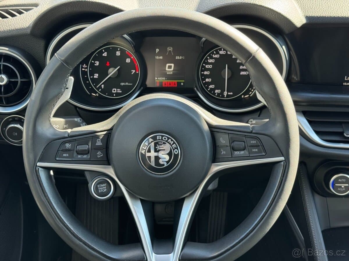 2018 Alfa Romeo STELVIO - 16