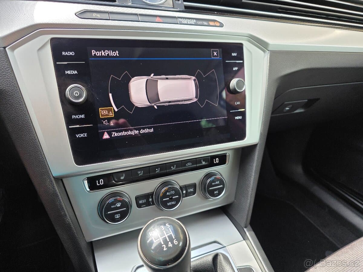 2017 Volkswagen PASSAT - 16