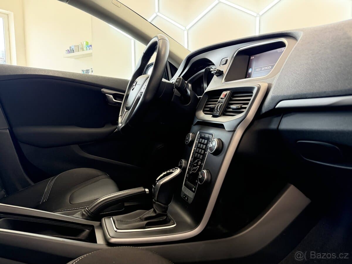 2019 Volvo V40 - 16