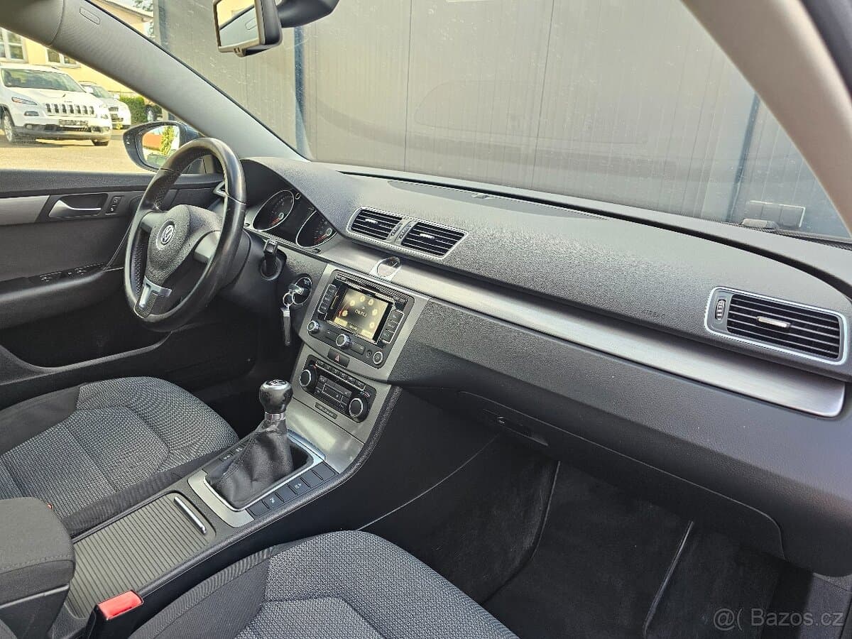 2011 Volkswagen PASSAT - 16