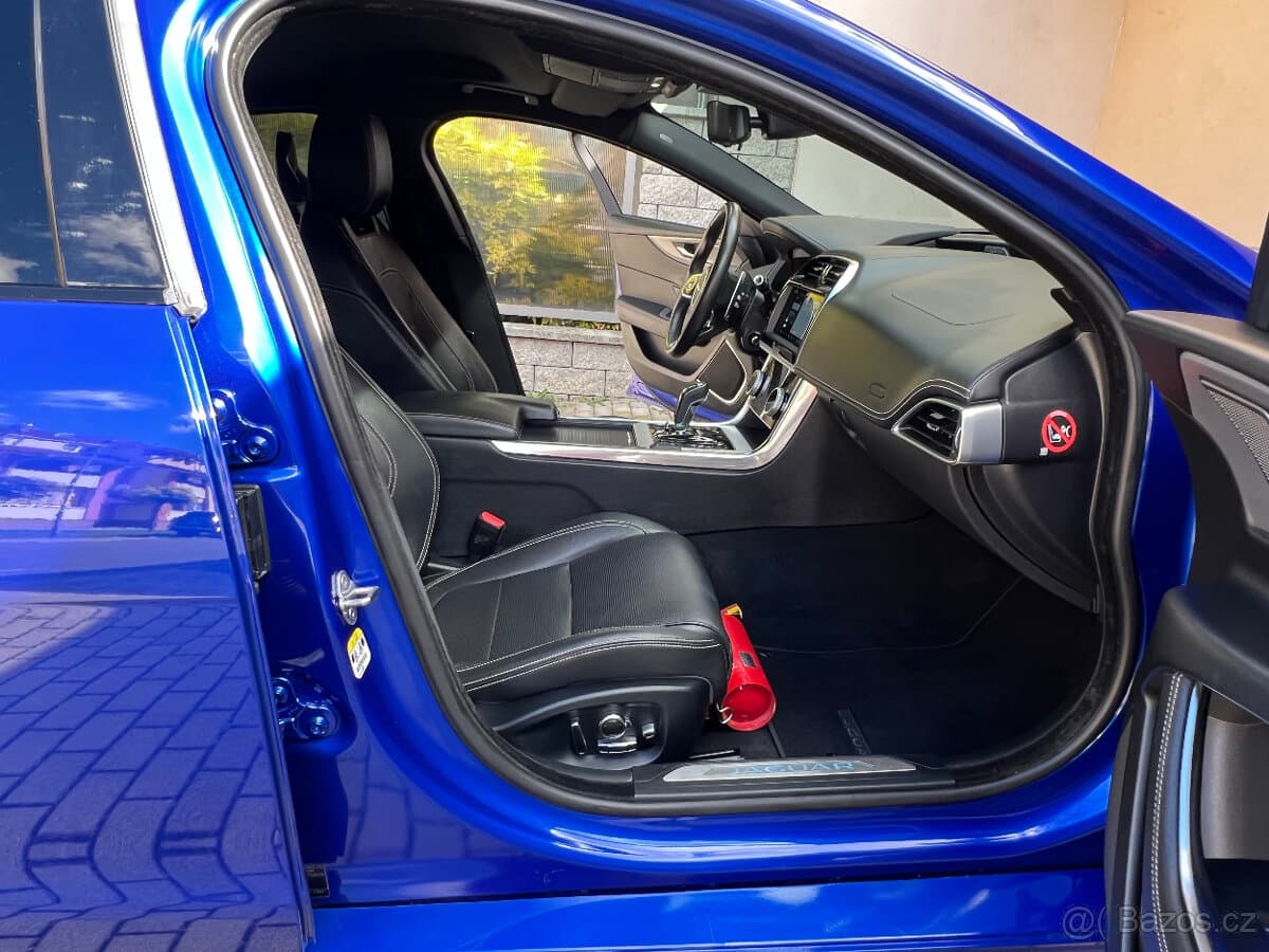 2019 Jaguar XE - 16