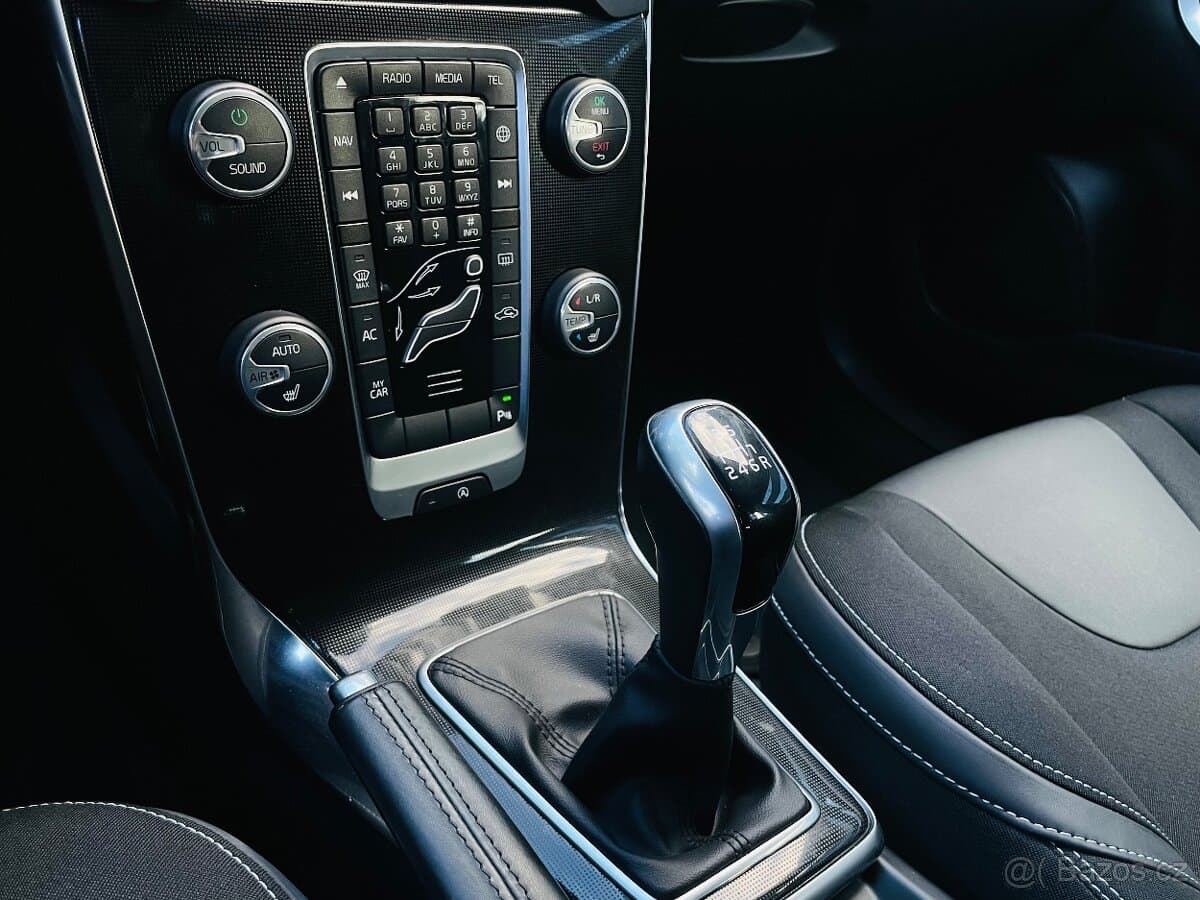 2016 Volvo V40 - 16
