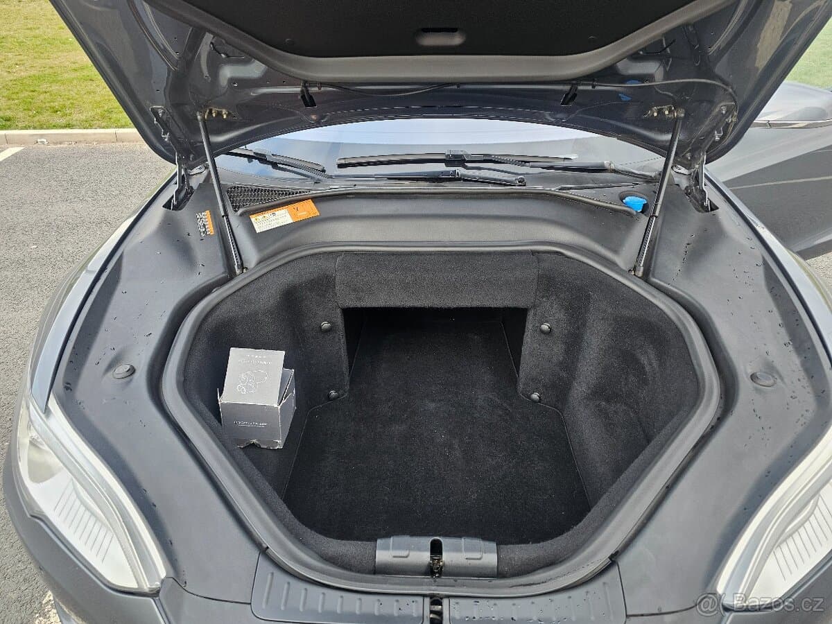 Tesla MODEL S - 16