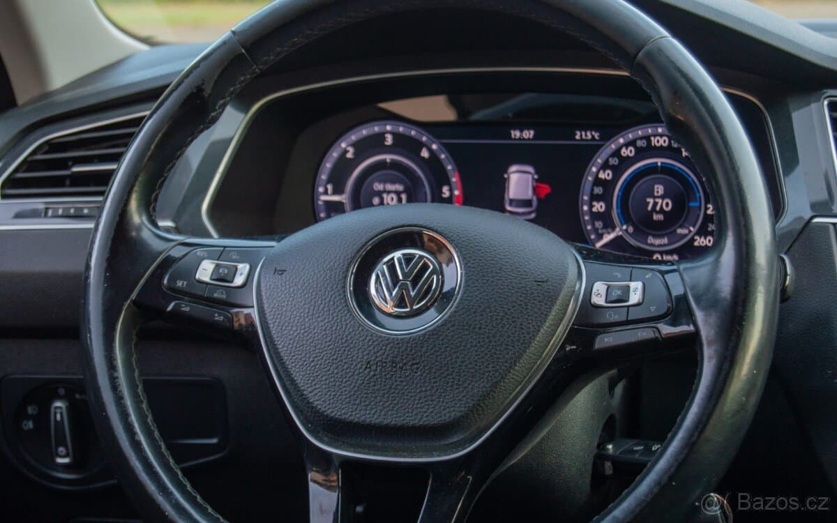 2016 Volkswagen TIGUAN - 16