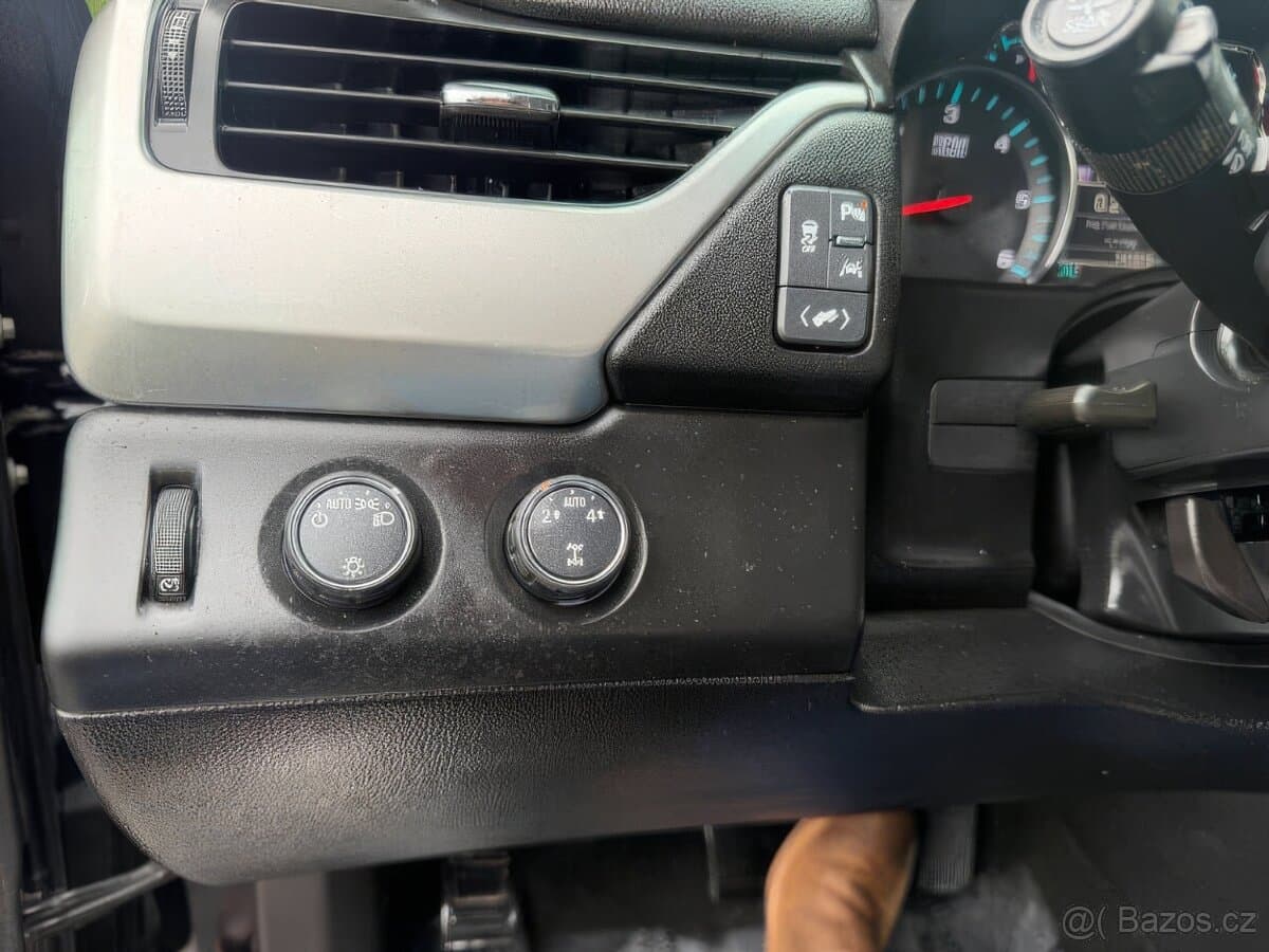 2016 Chevrolet SUBURBAN - 16