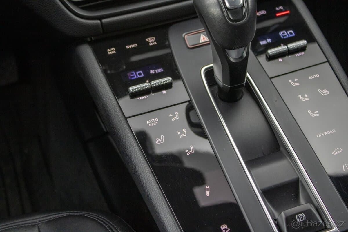 2022 Porsche MACAN - 16