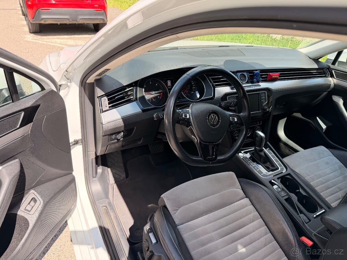 2016 Volkswagen PASSAT - 16