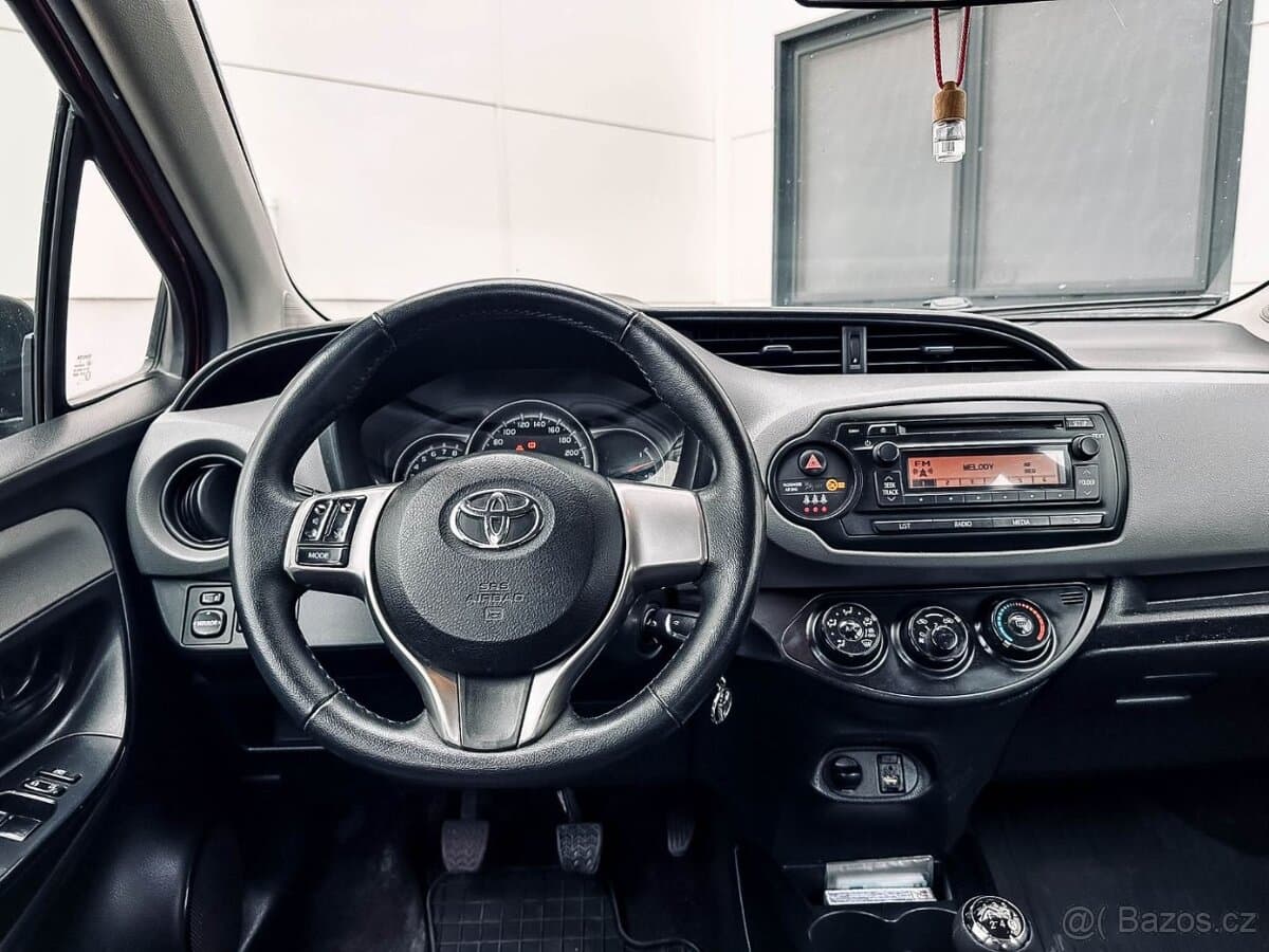 2015 Toyota YARIS - 16