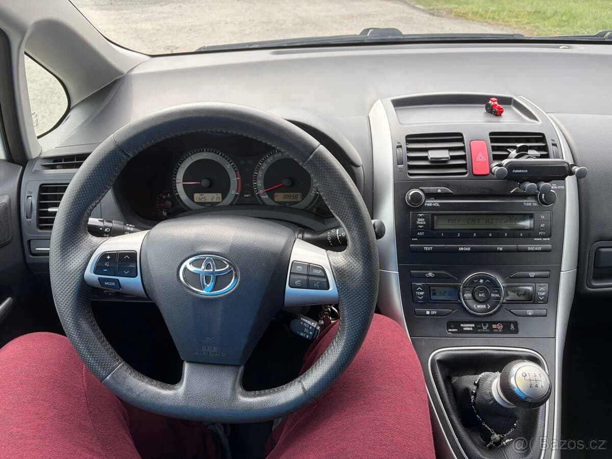 2011 Toyota AURIS - 16