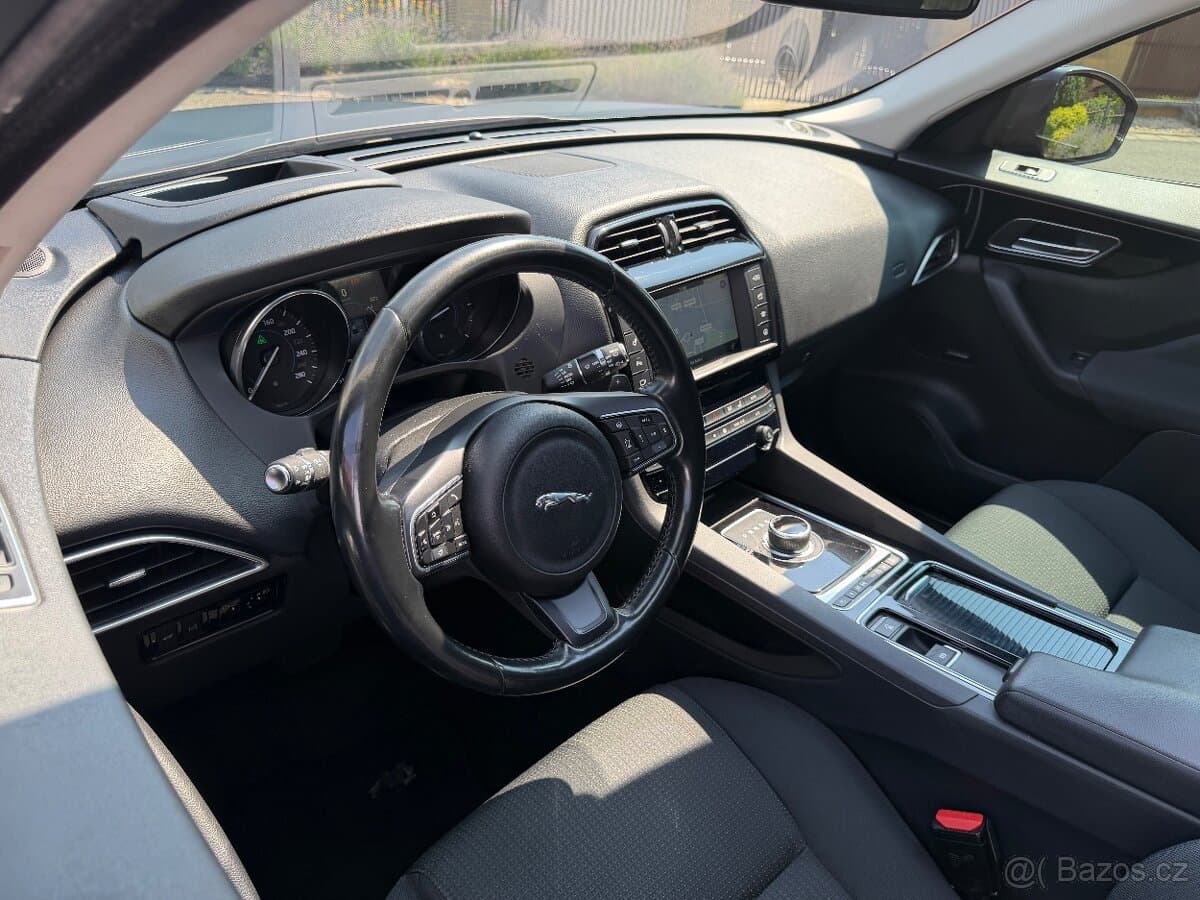 Jaguar F-PACE - 16