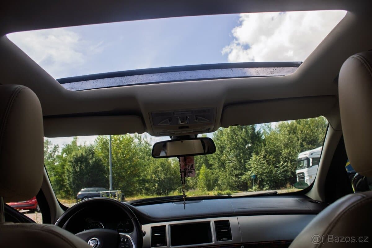 2012 Jaguar XF - 16
