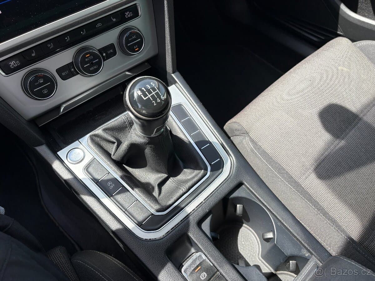2018 Volkswagen PASSAT - 16