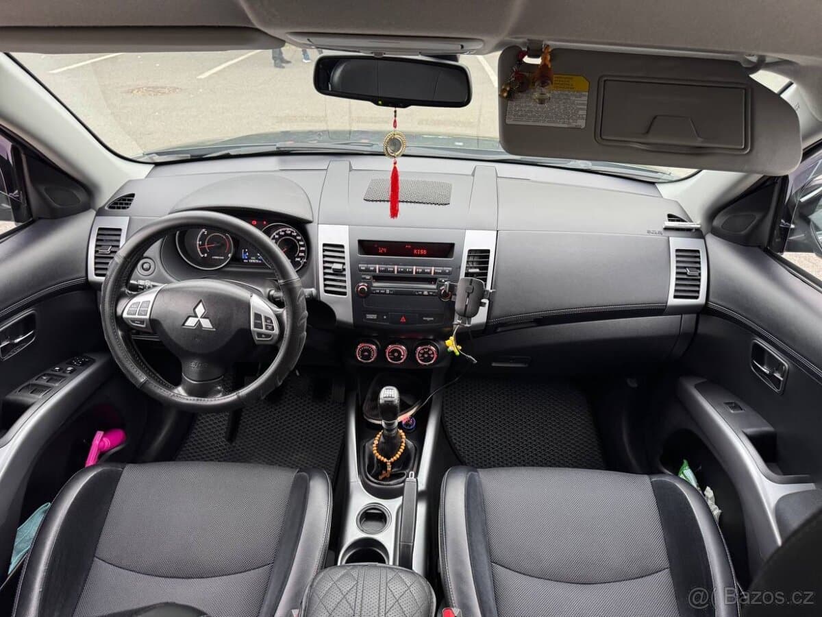 2011 Mitsubishi OUTLANDER - 16