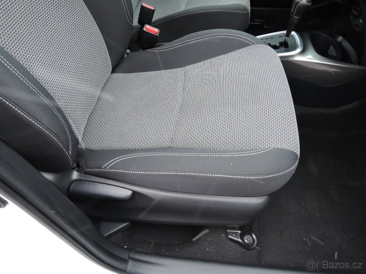 2015 Toyota YARIS - 16