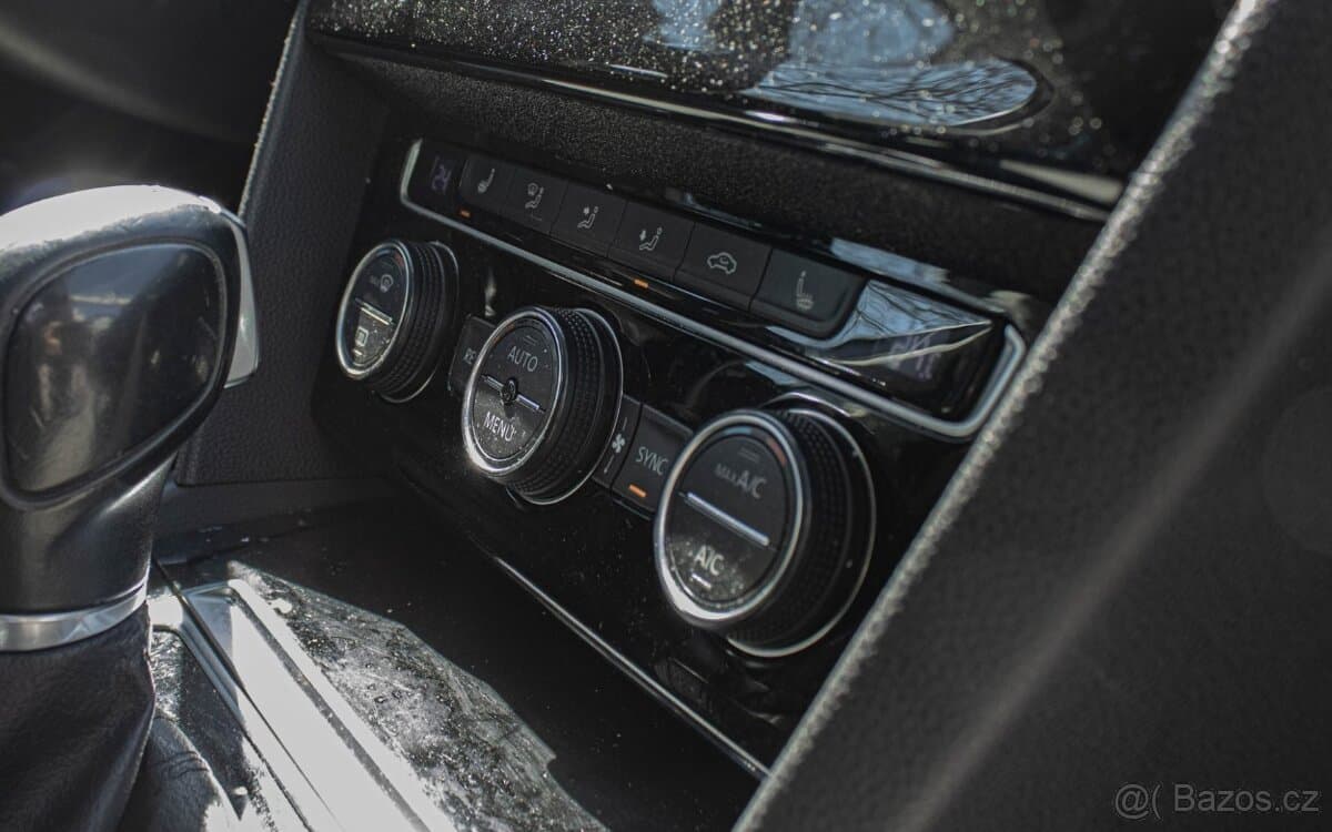 2016 Volkswagen PASSAT - 16
