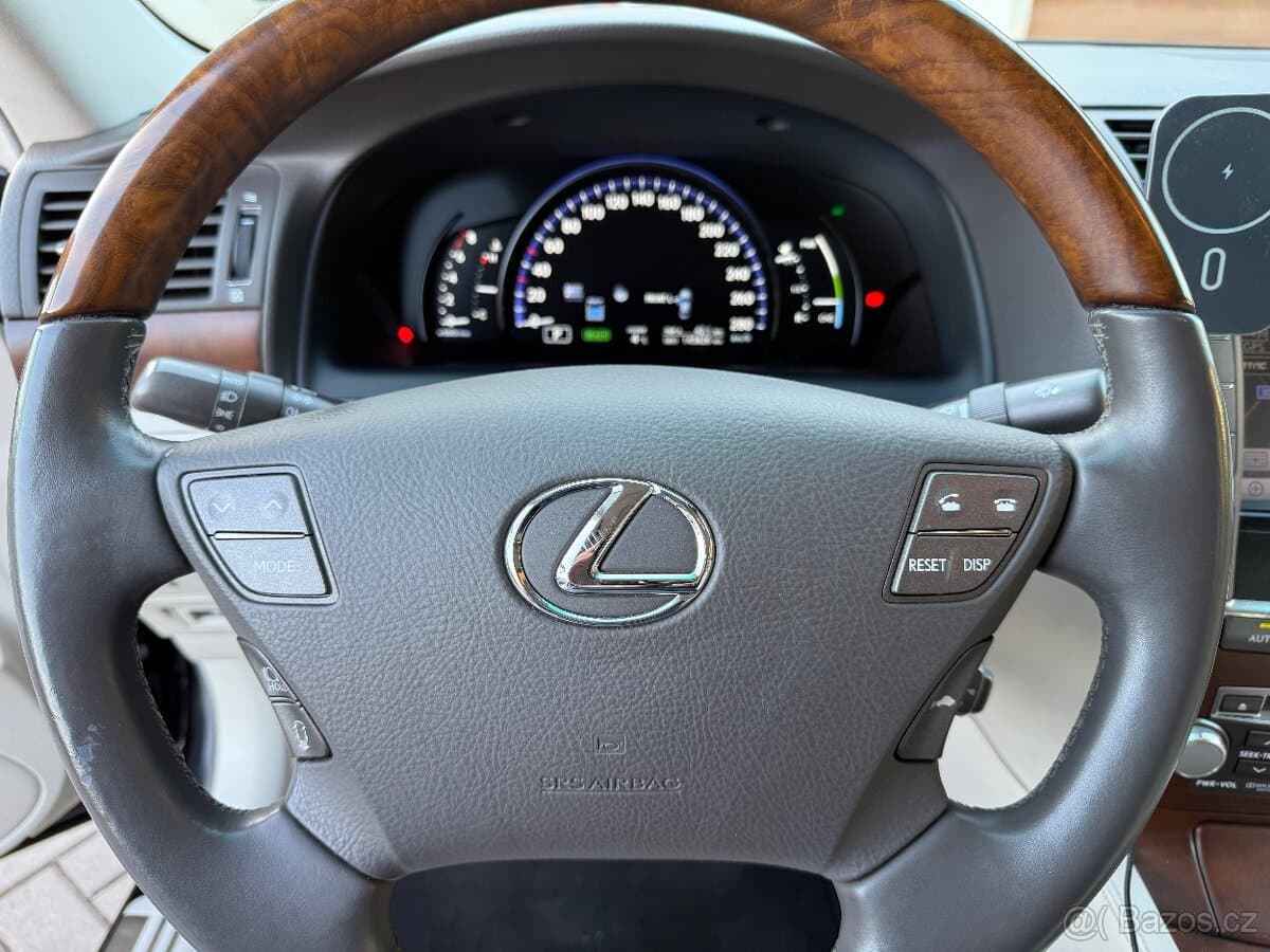 2012 Lexus LS - 16