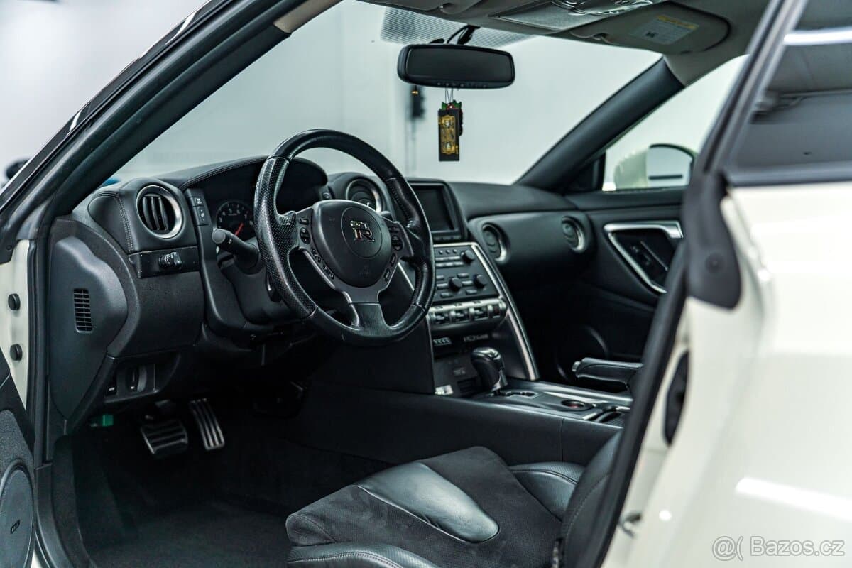 2008 Nissan GT-R - 16