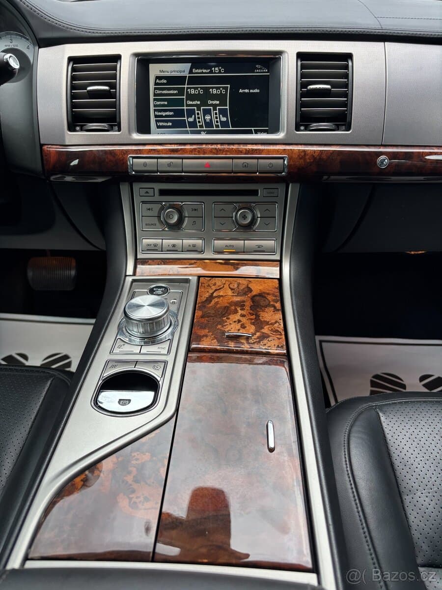 2010 Jaguar XF - 16