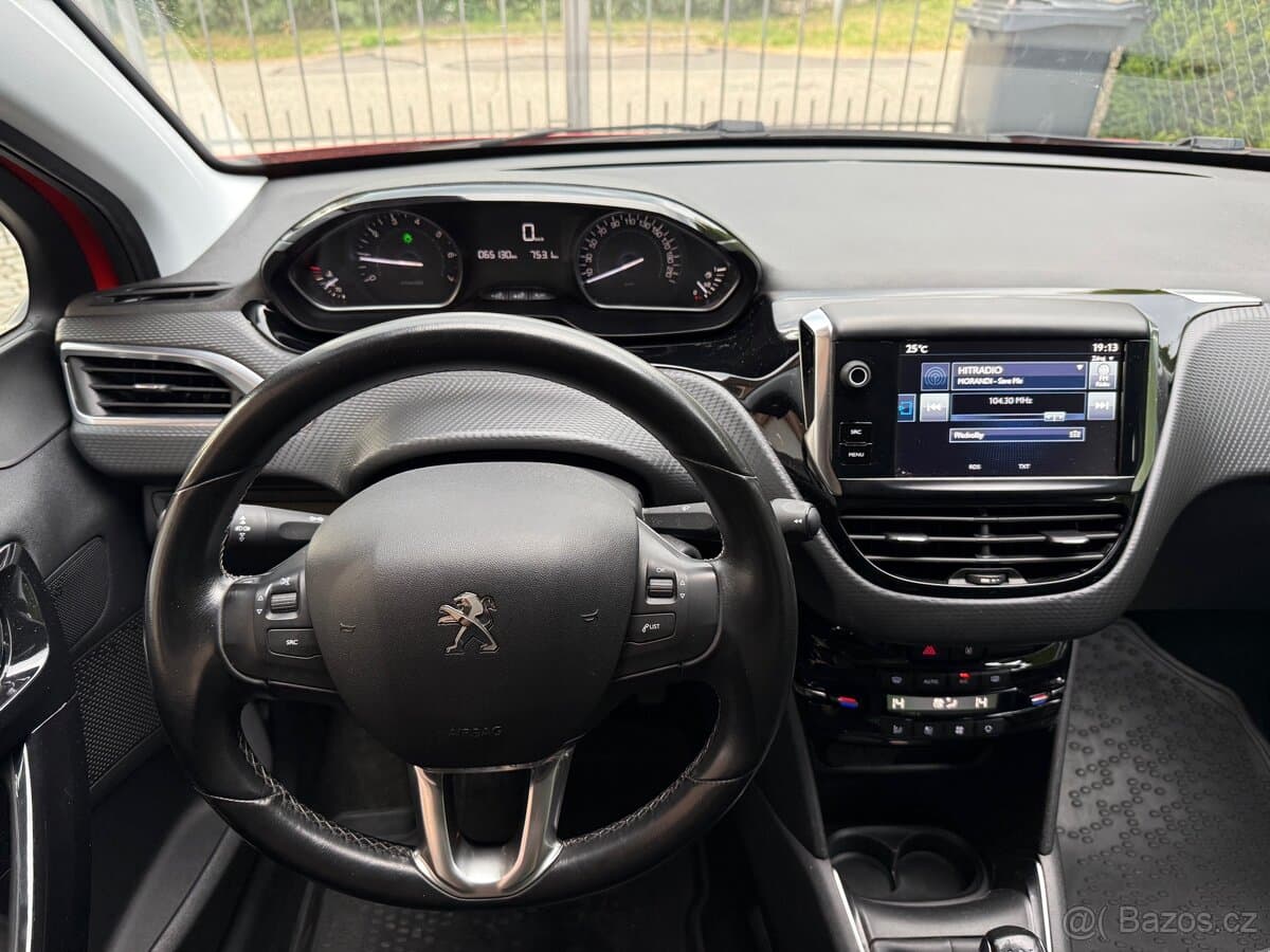 2017 Peugeot 208 - 16