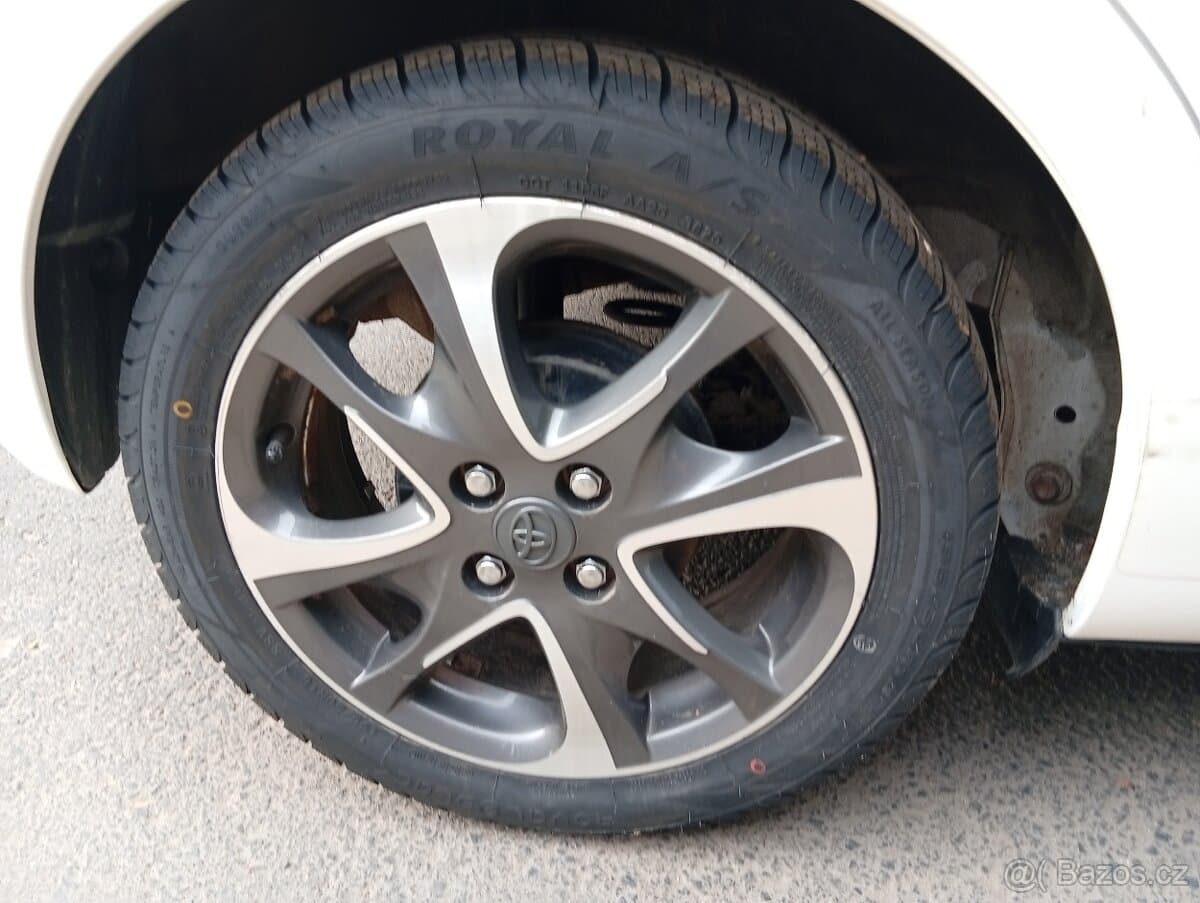 2013 Toyota YARIS - 16