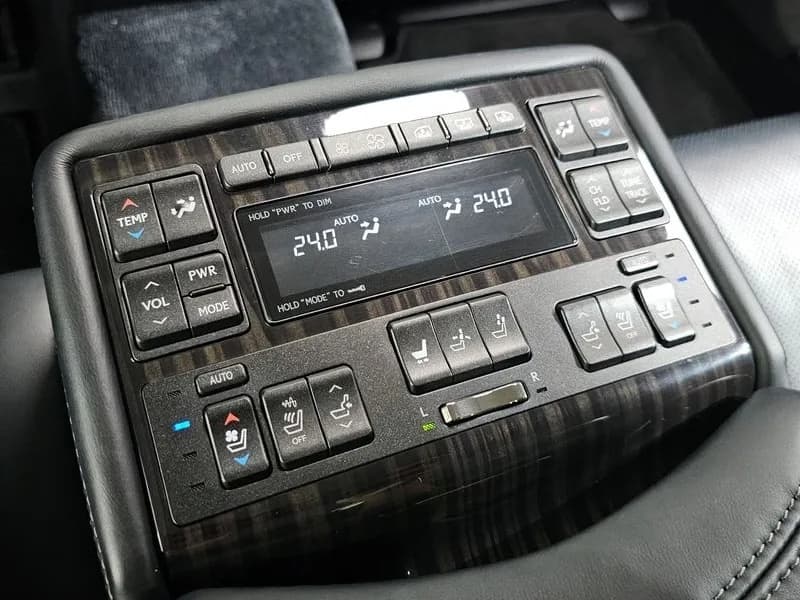 2015 Lexus LS - 16