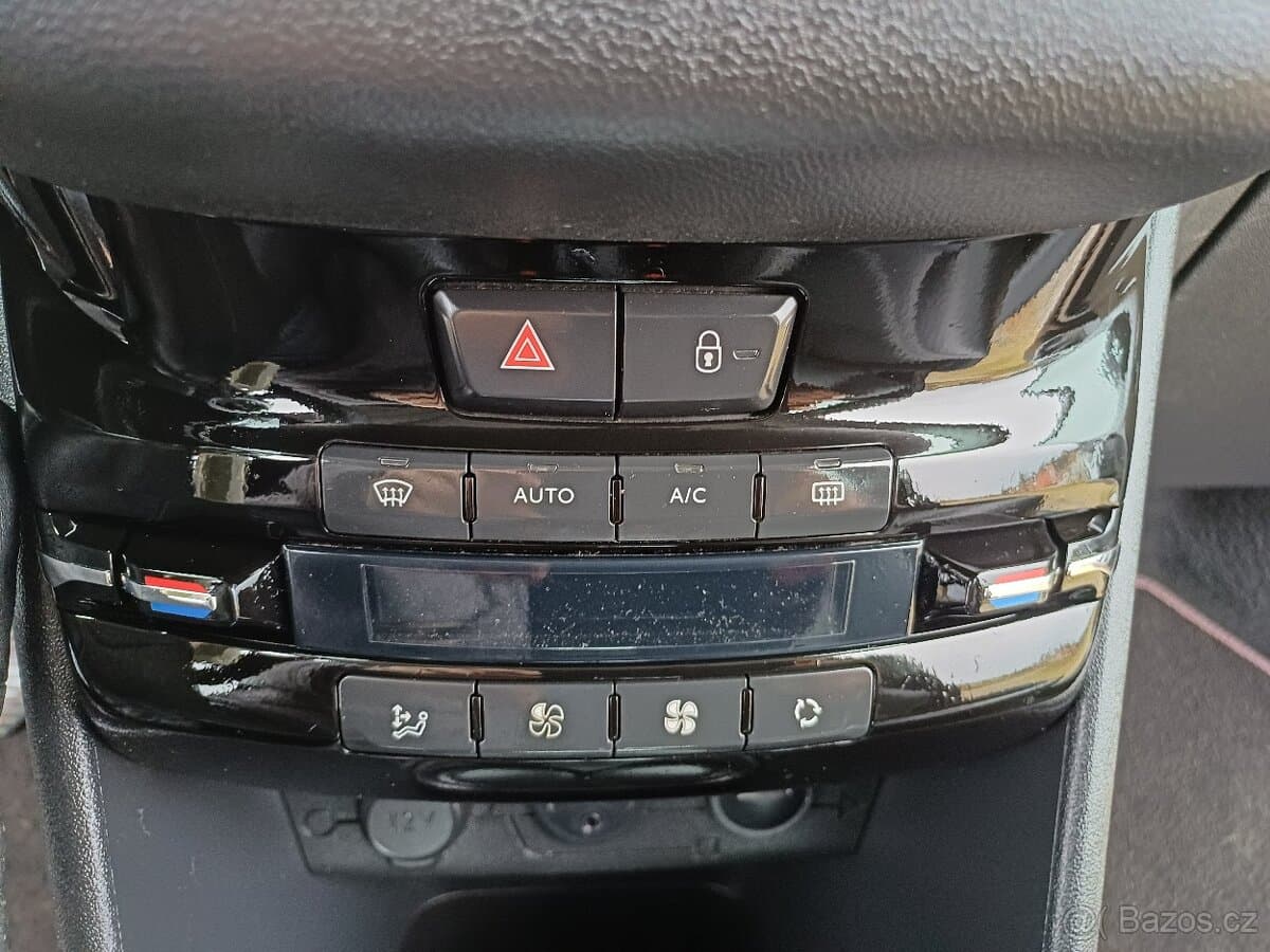 2012 Peugeot 208 - 16