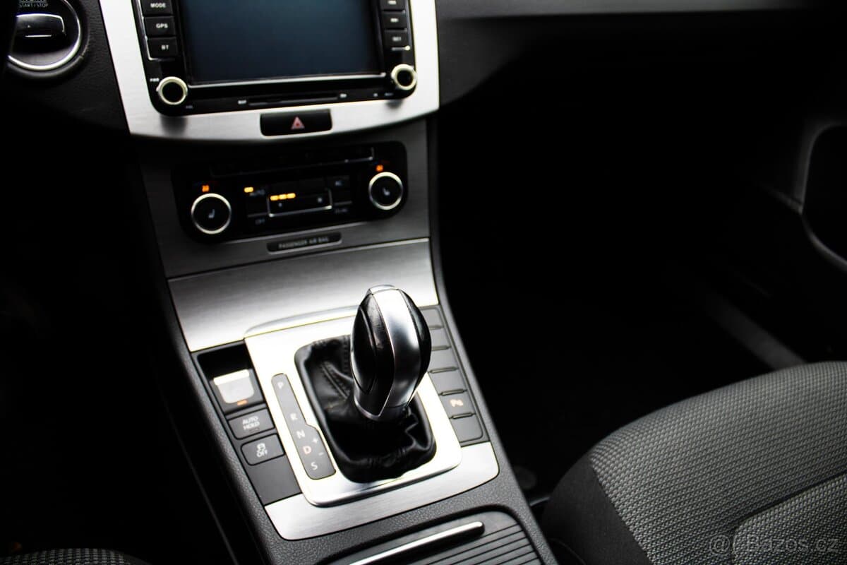 2011 Volkswagen PASSAT - 16