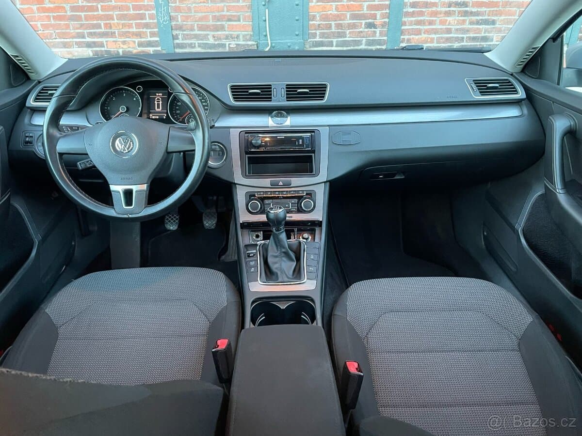 2011 Volkswagen PASSAT - 16