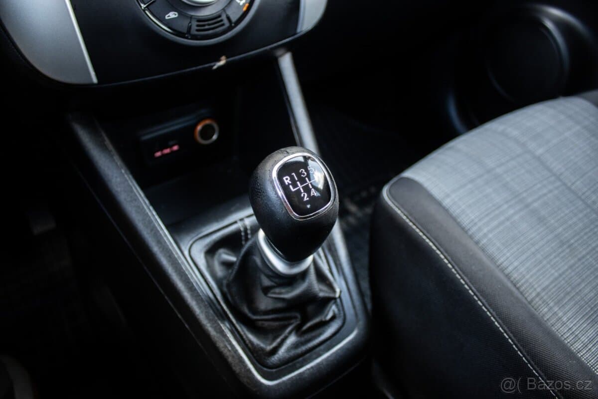 2015 Kia VENGA - 16