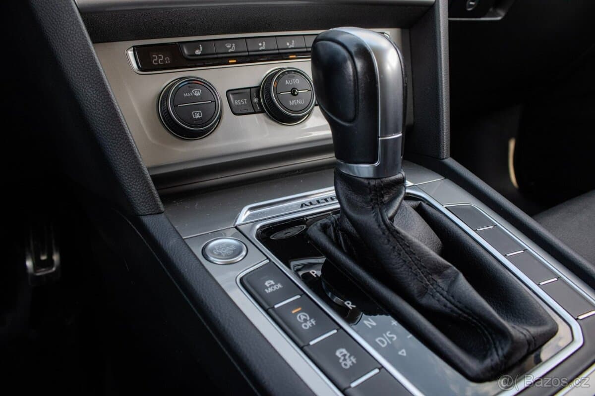 2017 Volkswagen PASSAT - 16
