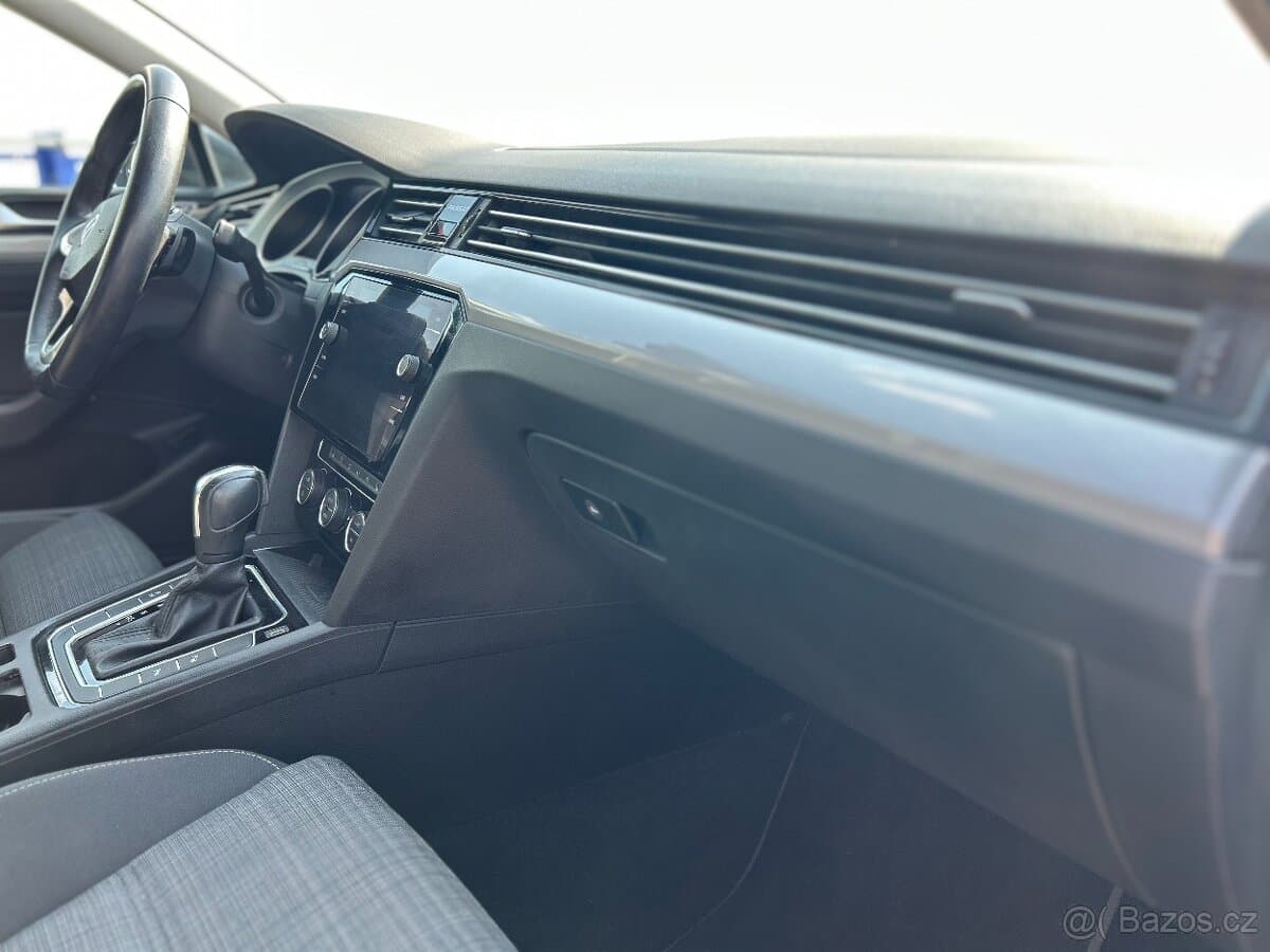 2019 Volkswagen PASSAT - 16