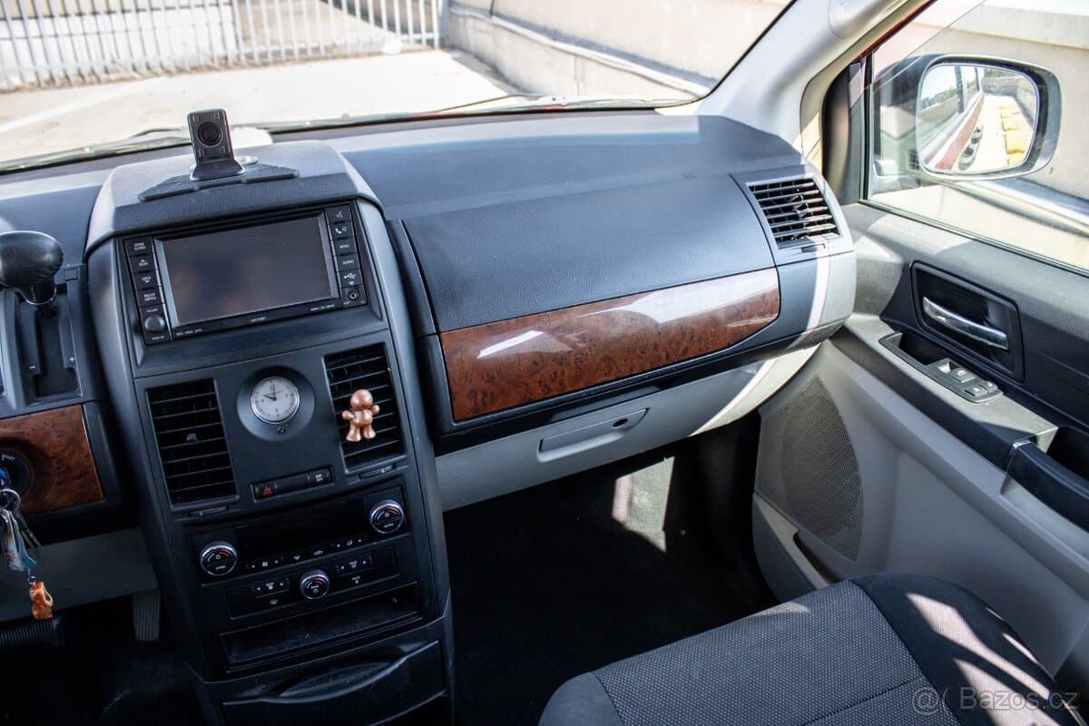 2009 Chrysler VOYAGER - 16