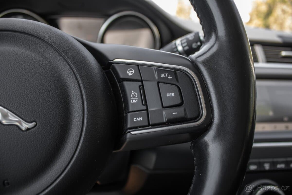 2019 Jaguar E-PACE - 16