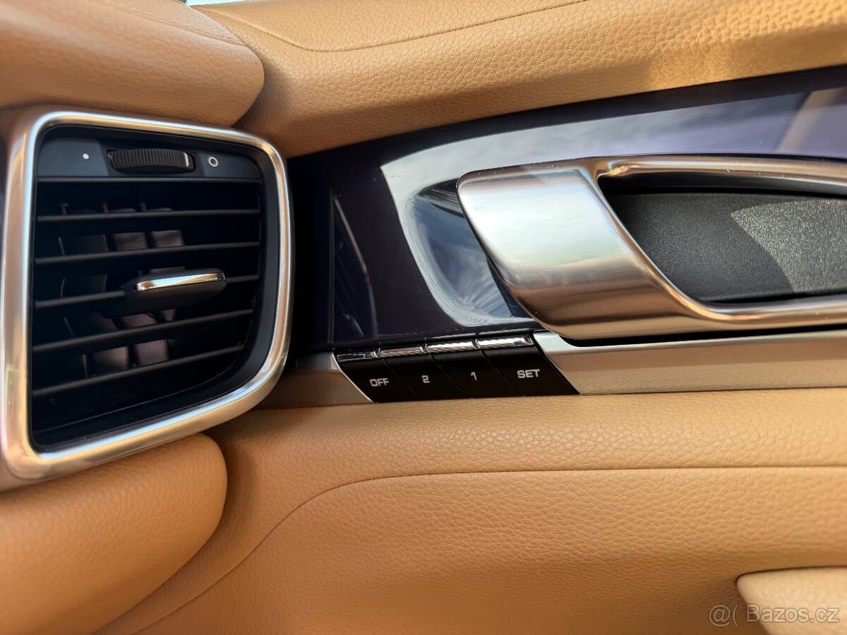 2011 Porsche PANAMERA - 16