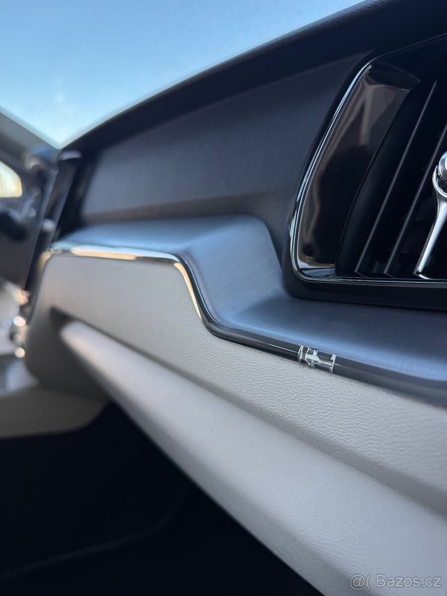 2019 Volvo XC60 - 16